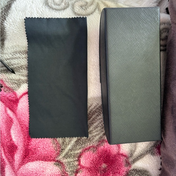 SOLD🩷Black Classic Prada Sunglasses, well loved and in great shape. - Picture 2 of 7